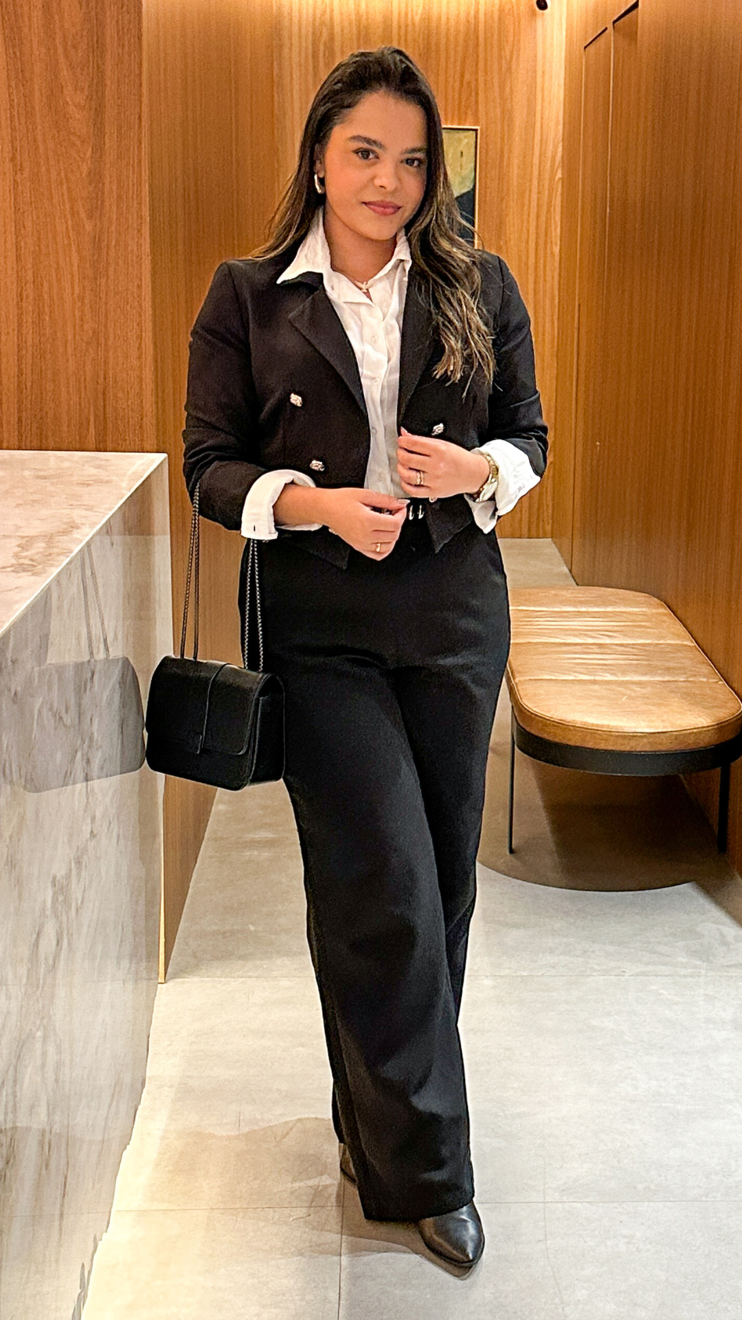 Amanda Teixeira, especialista em design de sobrancelhas e instrutora do curso.